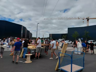 Plusieurs personnes sont à une brocante aux matériaux