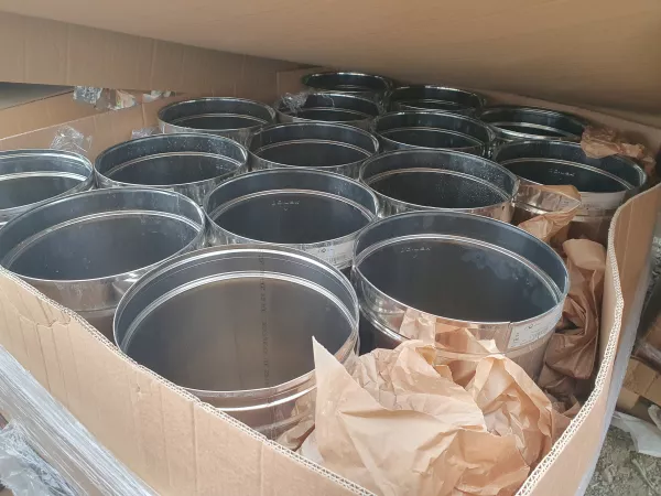Des étagères avec de la robinetterie de réemploi posée dessus